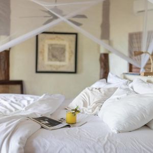 Chambre Lit King-Size au Bord de la Mer